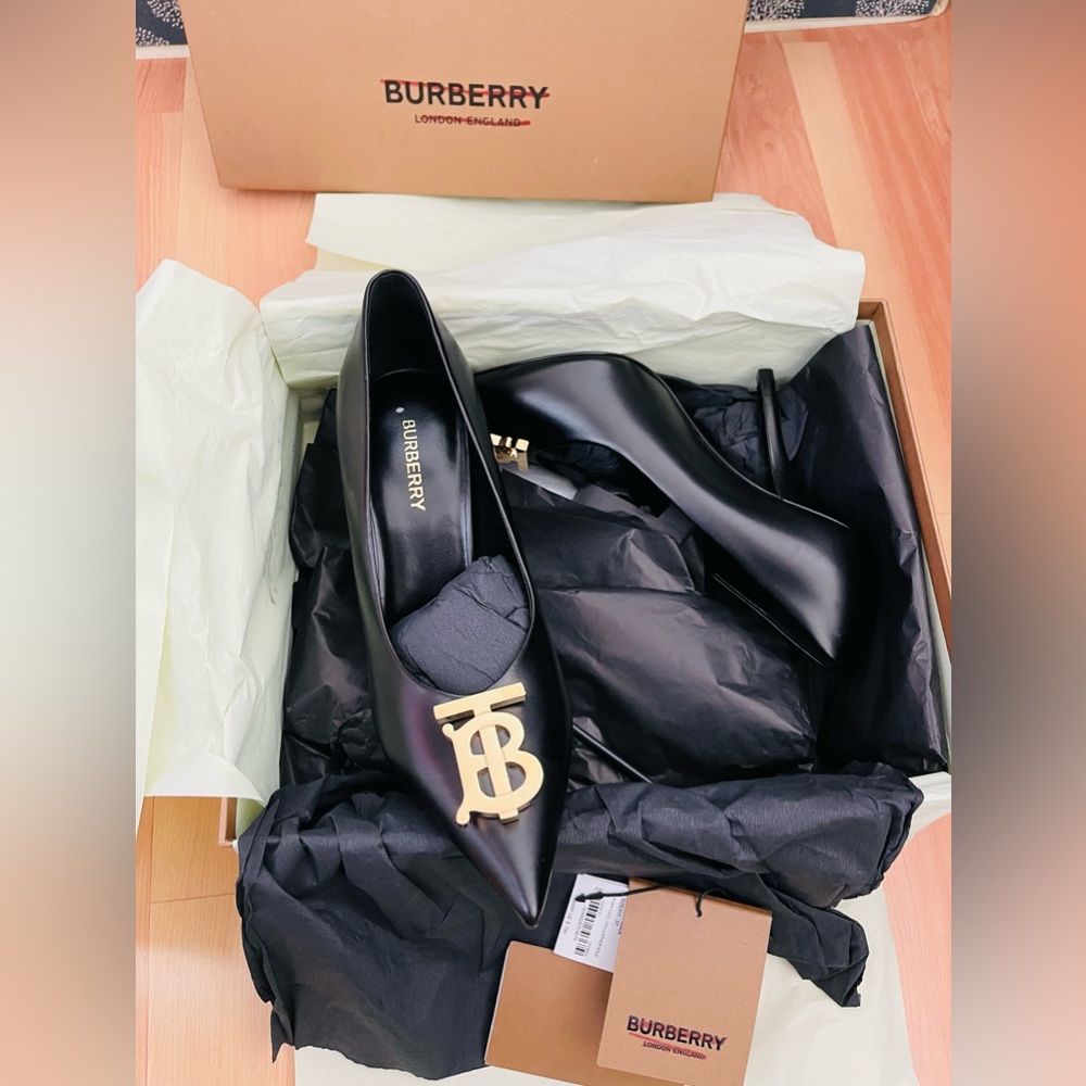 Burberry Black Leather Pumps with Gold Detail - Picture 4 of 7